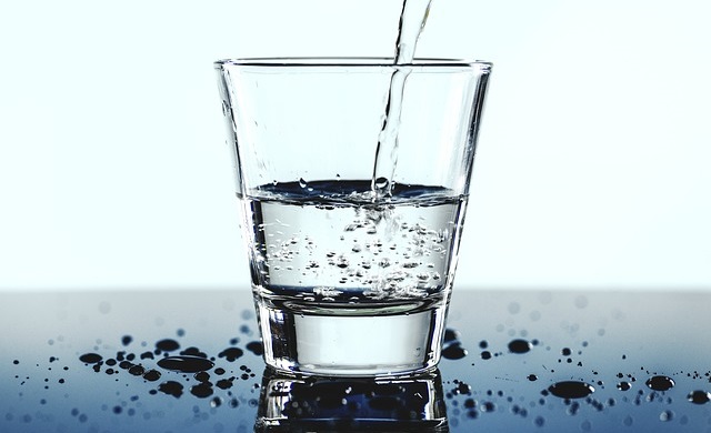 Trinke mehr Wasser um Bauchfett verbrennen zu können